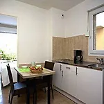 弗约穆兰汽车旅馆 3* LʼÎle-Rousse